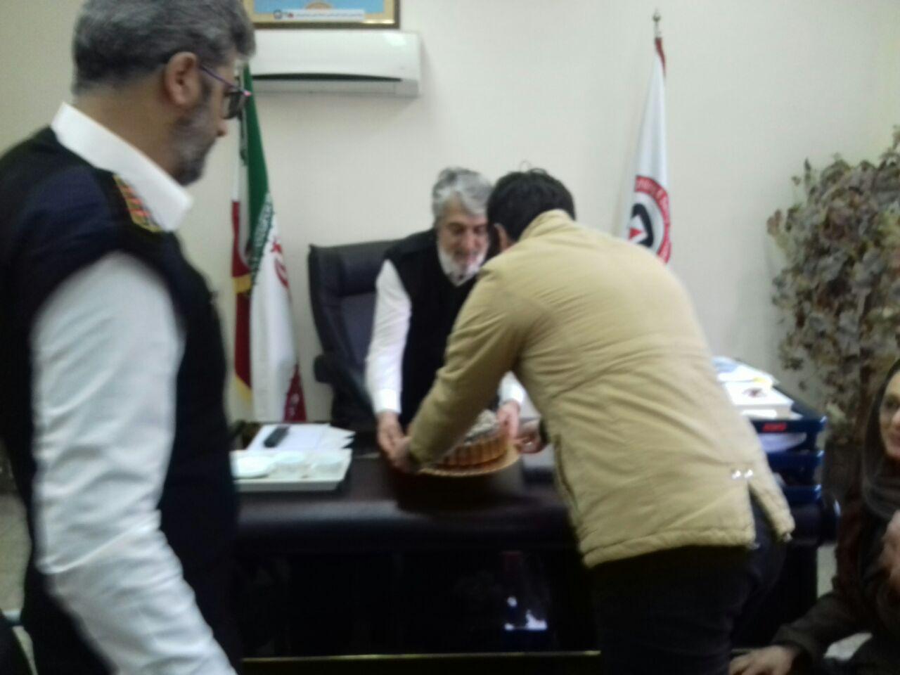 مادر و فرزندی که روز گذشته منزلشان دچار حریق شده بود با حضور در دفتر مدیریت سازمان آتش نشانی ،از زحمات و تلاشهای آتش نشانان تقدیر نمودند.