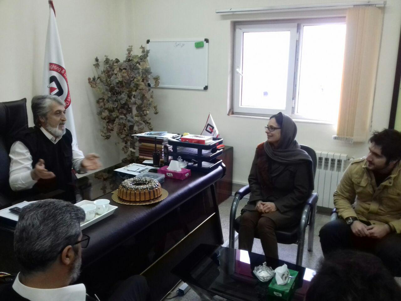 مادر و فرزندی که روز گذشته منزلشان دچار حریق شده بود با حضور در دفتر مدیریت سازمان آتش نشانی ،از زحمات و تلاشهای آتش نشانان تقدیر نمودند.