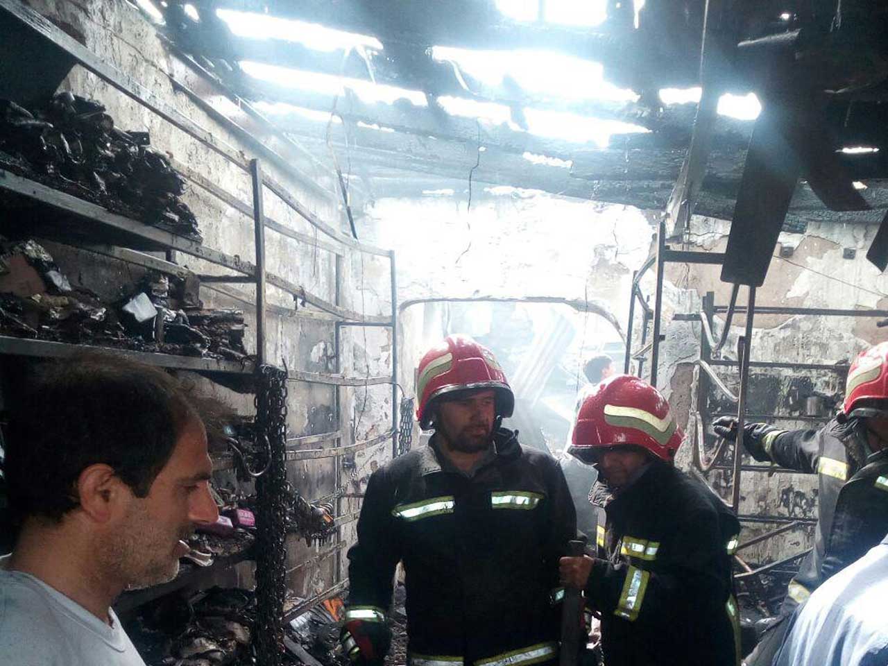 بیش از پانزده هزار لیتر آب و پنجاه لیتر کف سنگین برای اطفای حریق مغازه