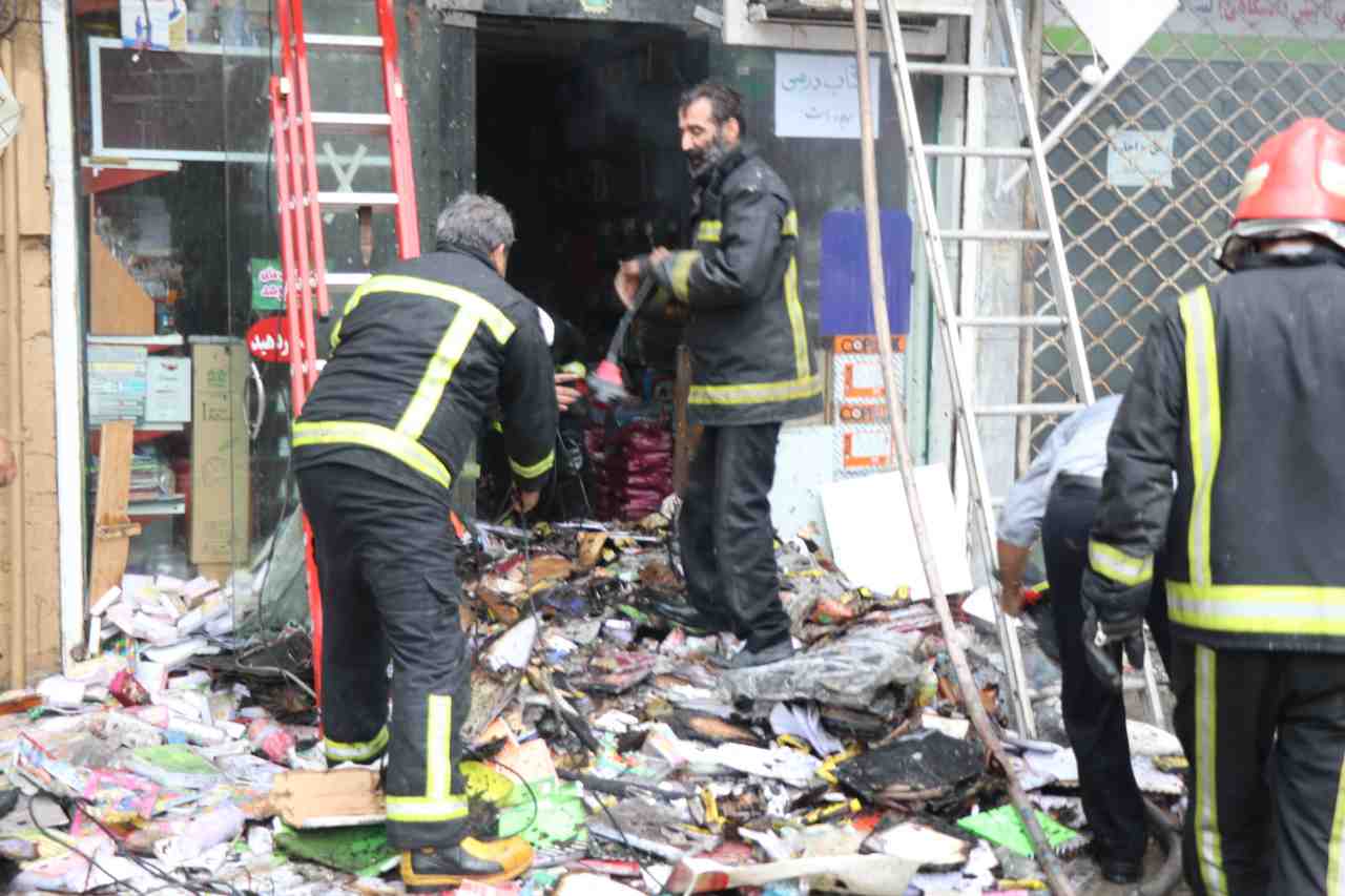 در آستانه بازگشایی مدارس یک واحد تجاری فروش لوازم التحریر دچار آتش سوزی شد.