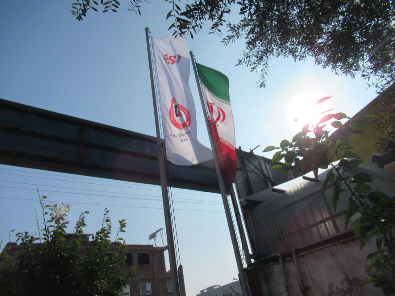 بر افراشته شدن پرچم مقدس جمهوری اسلامی ایران و پرچم منقش به نماد سازمان آتش نشانی به طور همزمان در ایستگاههای پنج گانه بابل
