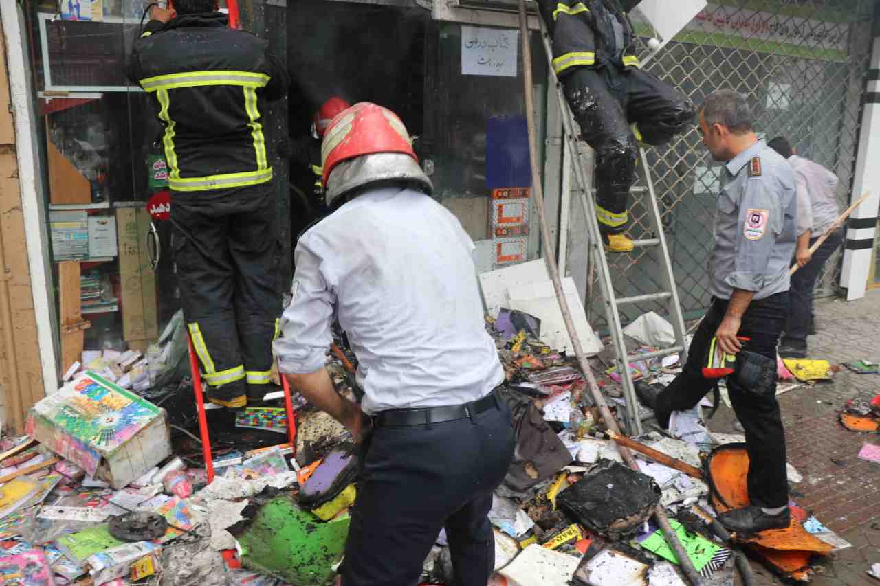 در آستانه بازگشایی مدارس یک واحد تجاری فروش لوازم التحریر دچار آتش سوزی شد.