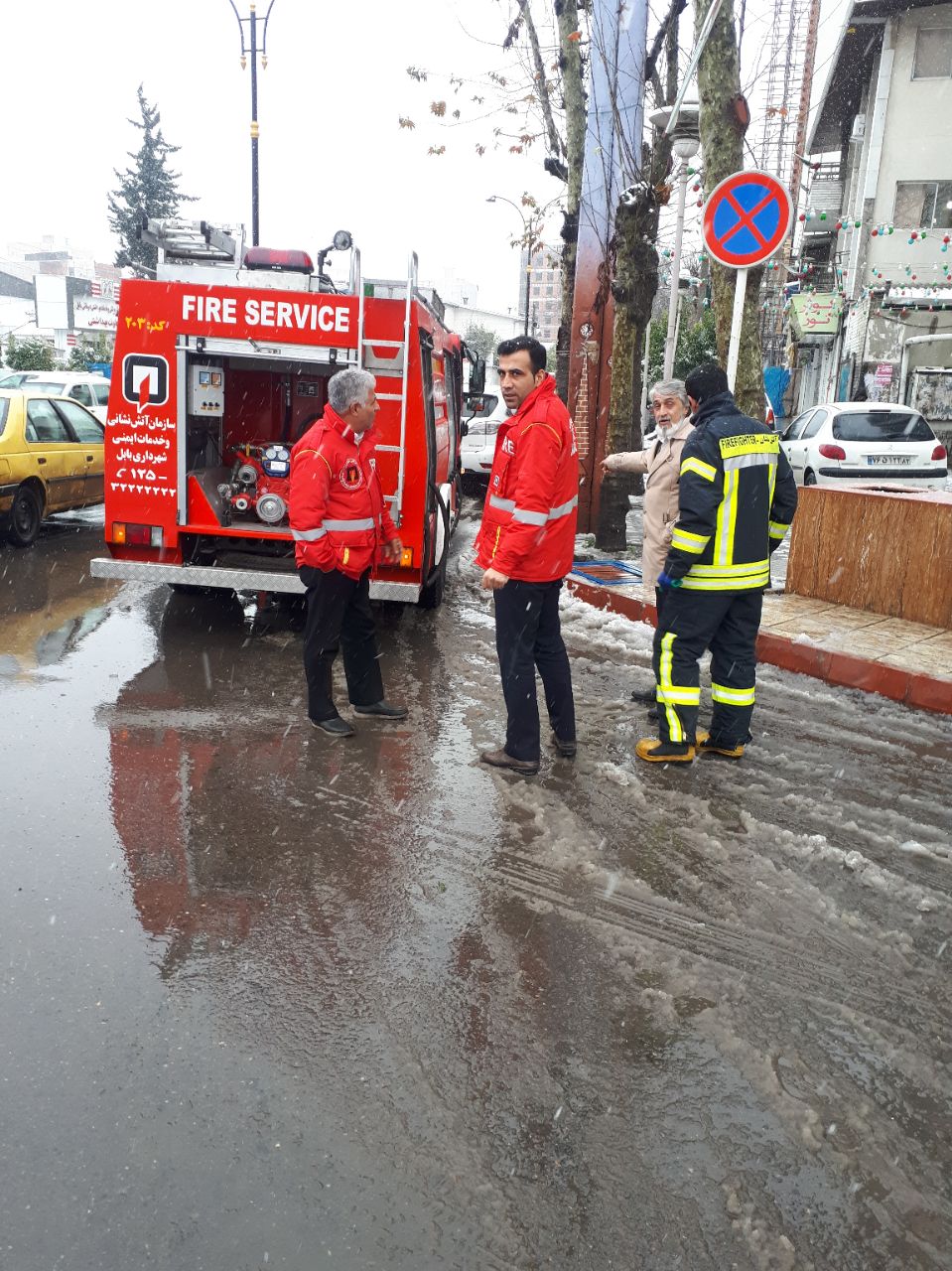 امدادرسانی آتش نشانان پس از بارش برف در بابل